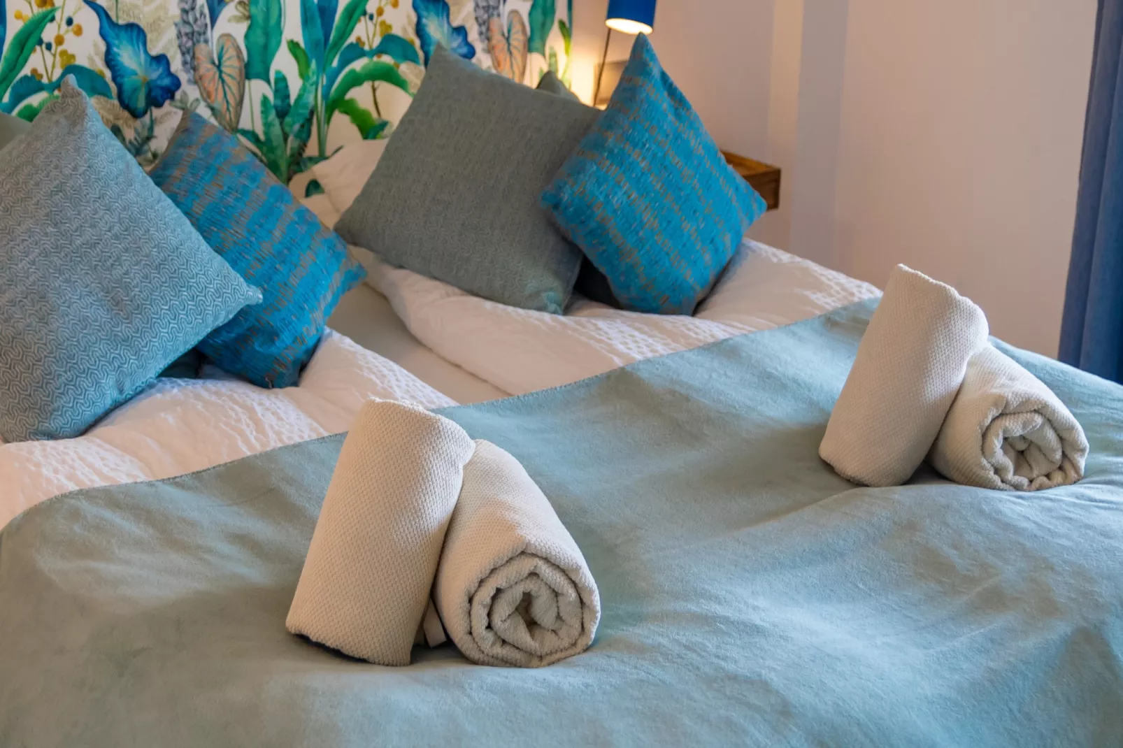 3-Bedroom Apartment with Sea & Mountain Views - Schlafzimmer