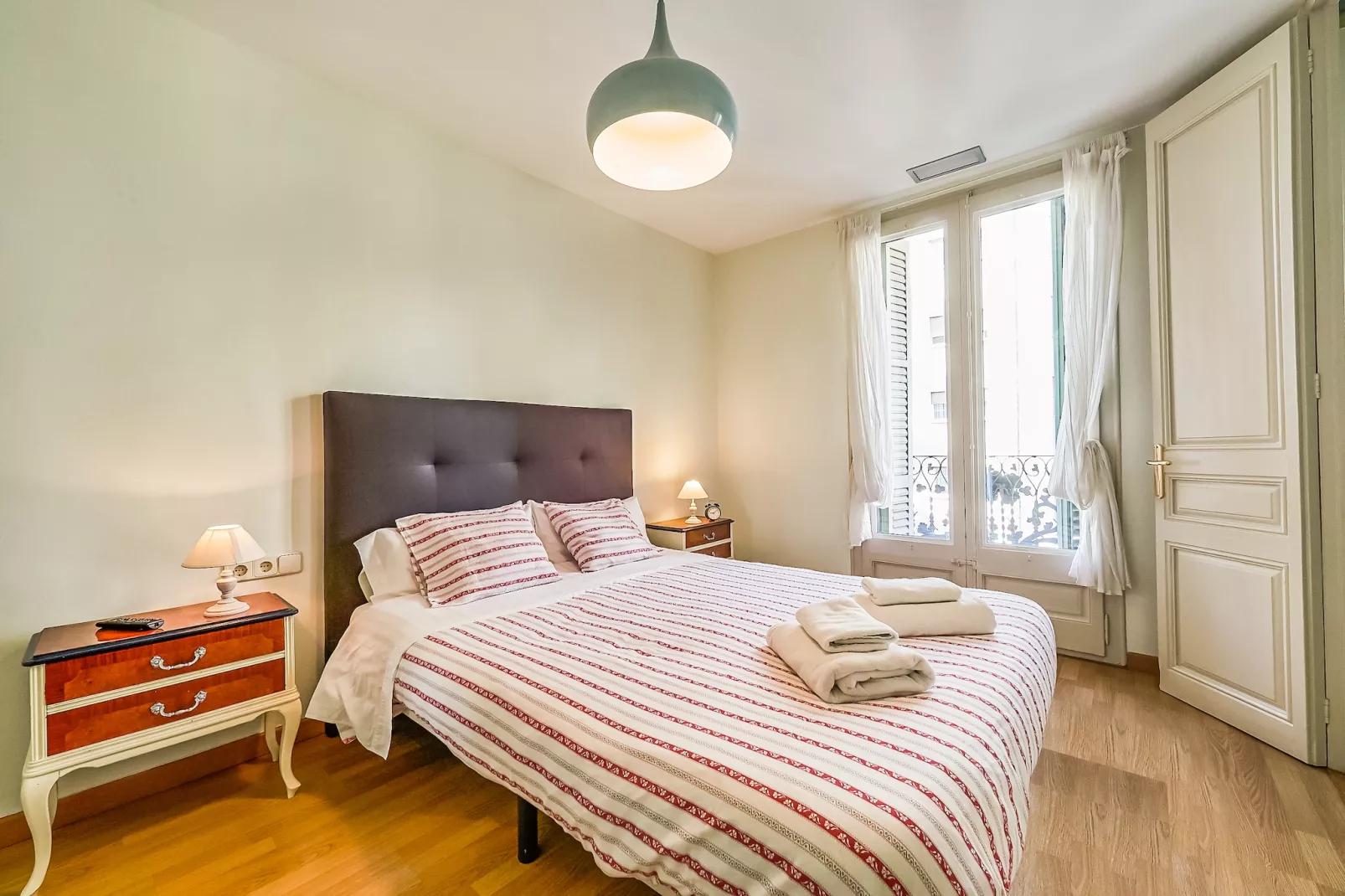 Rambla Paris Apartment - Bedroom