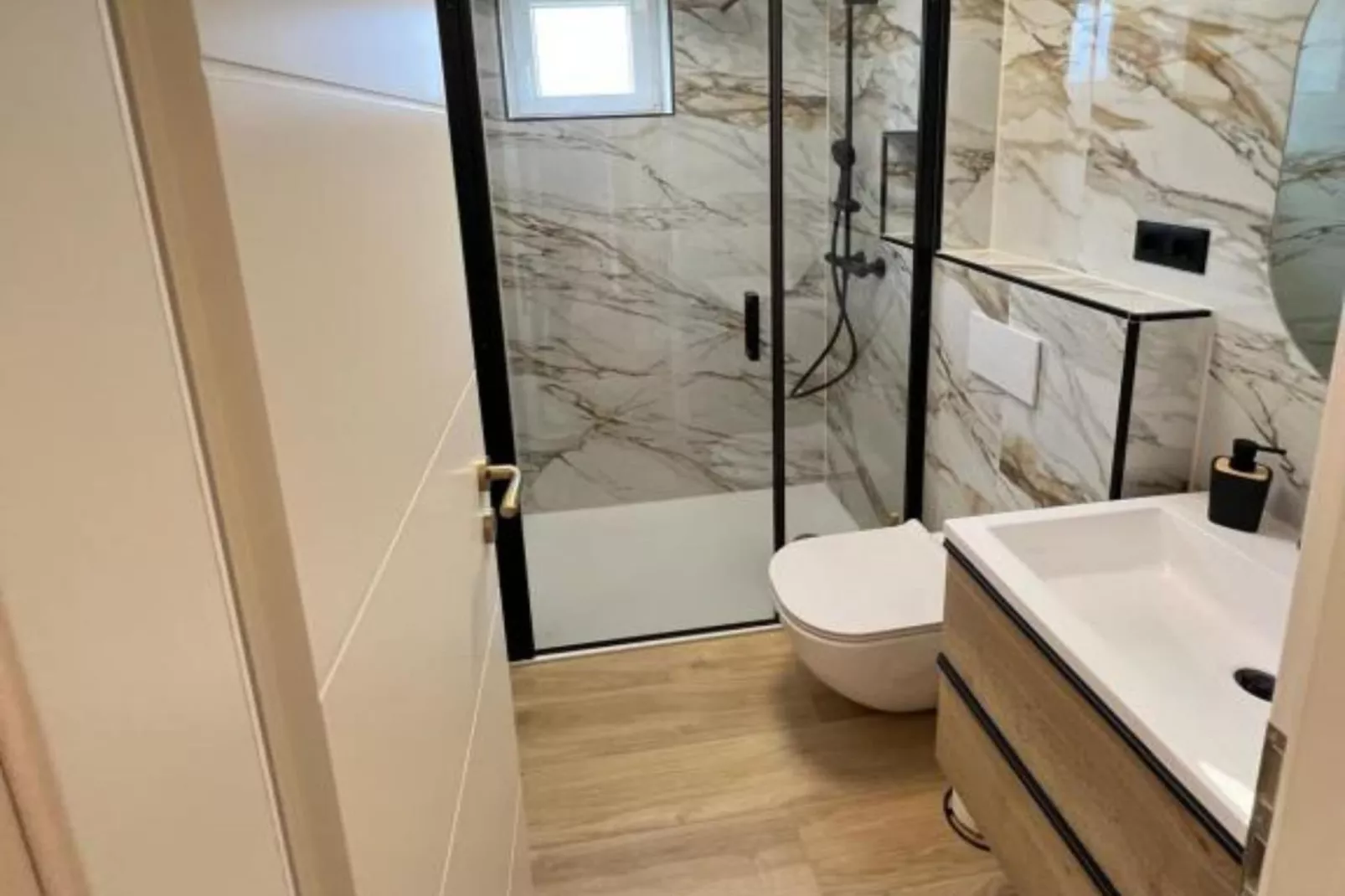 Four-Bedroom Apartment With Sea View - Badezimmer