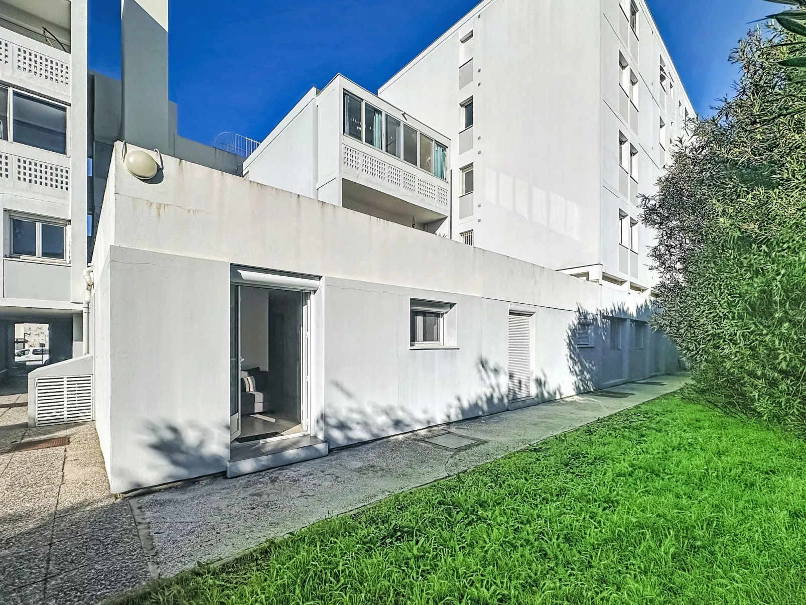 Le Perregaux - Outside