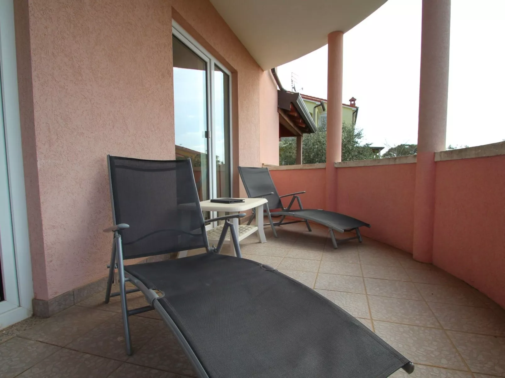 Mit Terrasse für 4 Personen - Draußen