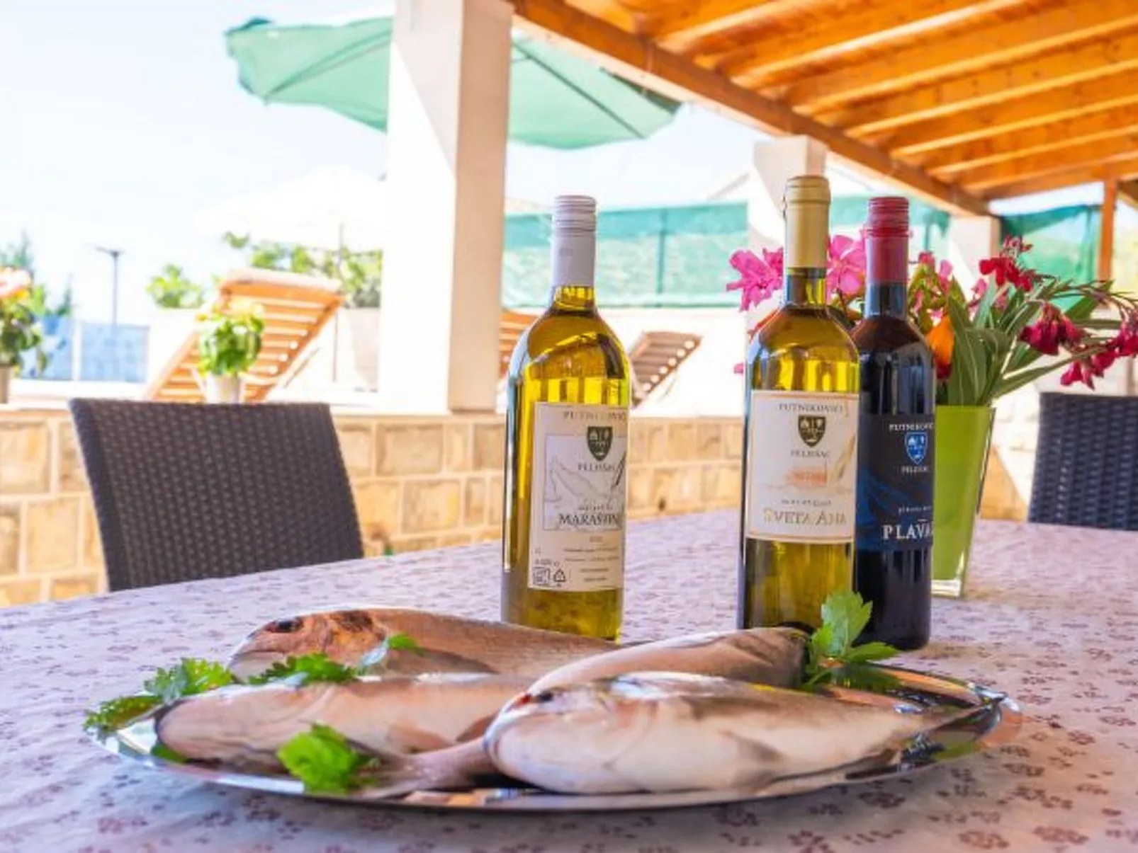 Beachfront Apartment house Hon with pool - Dehors