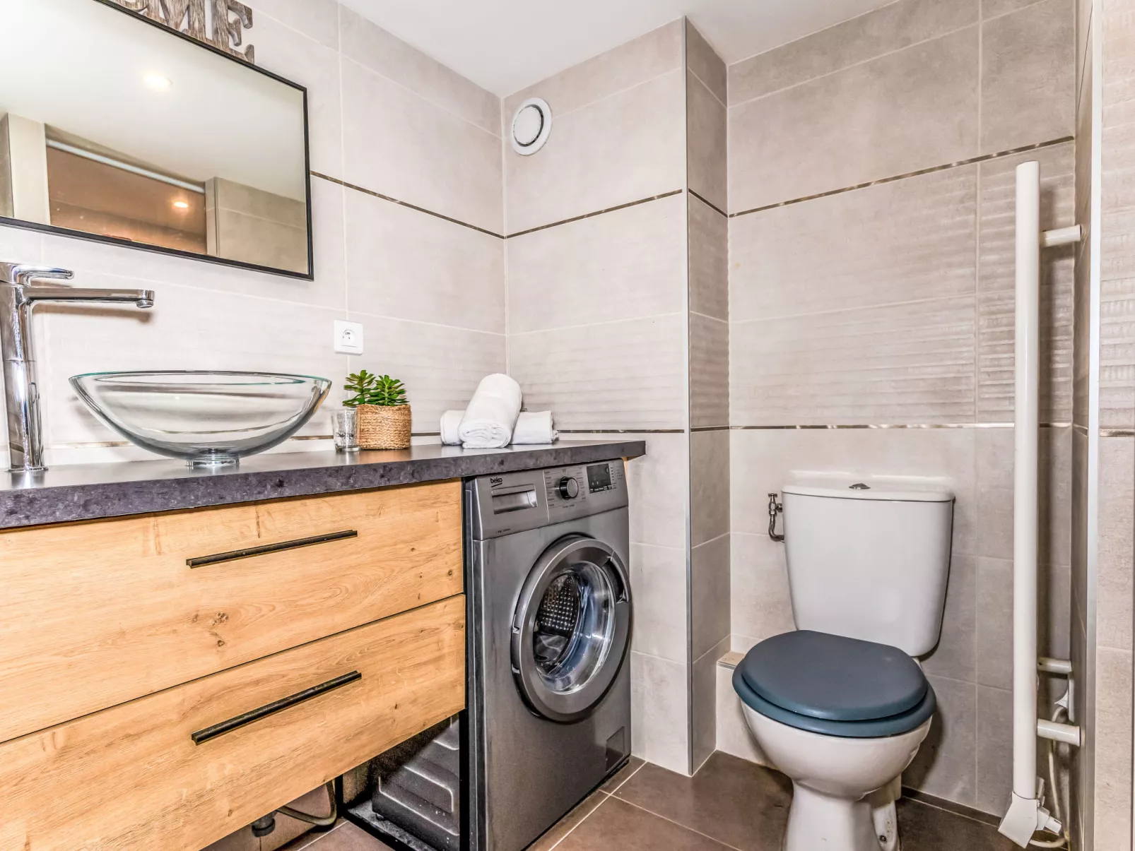 J6 174 L'Esquinade - Inside