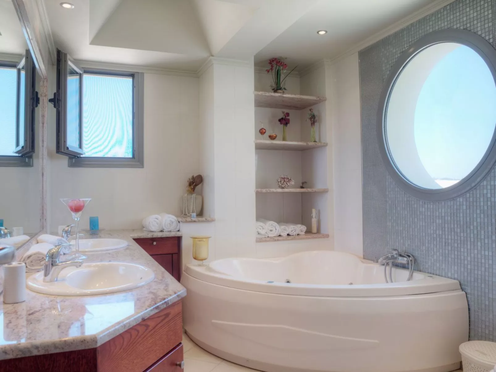 Luxuriöse, geräumige, private Villa mit sechs Schlafzimmern - Inside