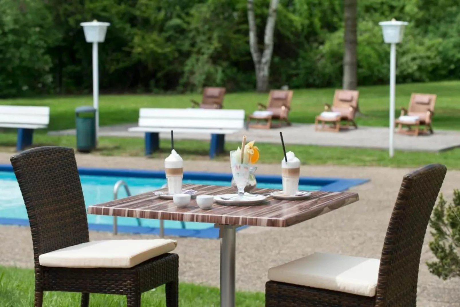 STANDARD TRIPLE ROOM - Gardens in summer