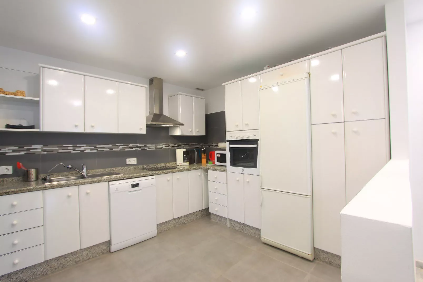 MODERN BEACH PENTHOUSE - Kitchen