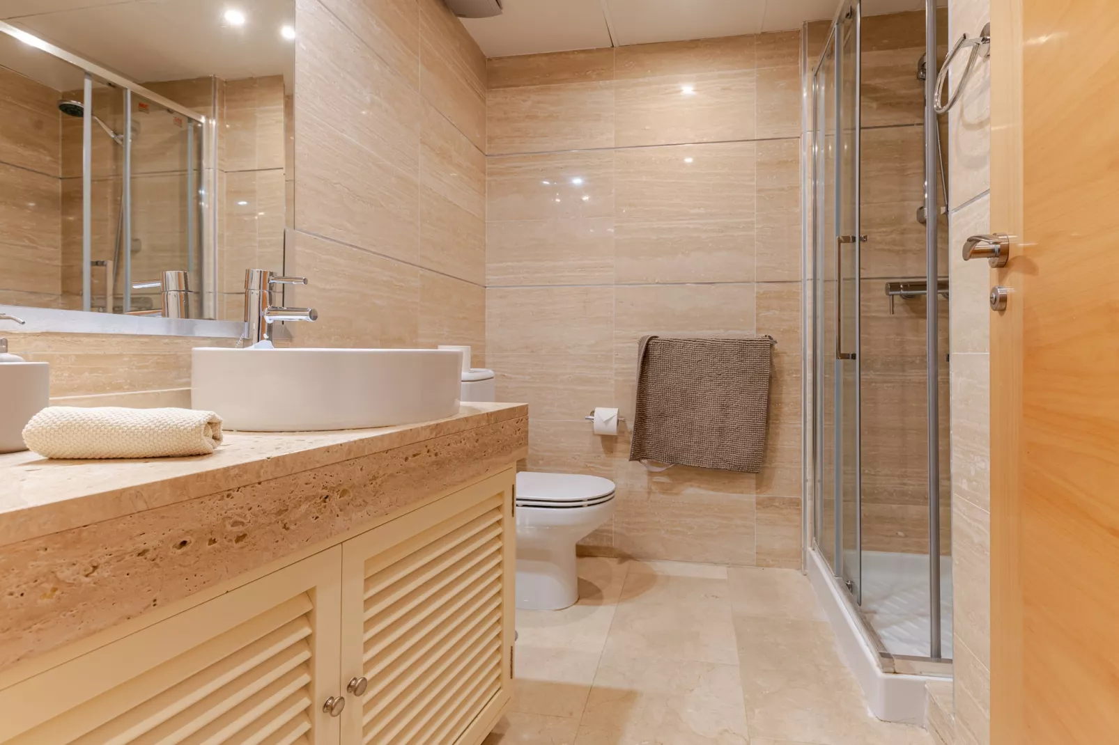 3-Bedroom Apartment with Sea & Mountain Views - Badezimmer