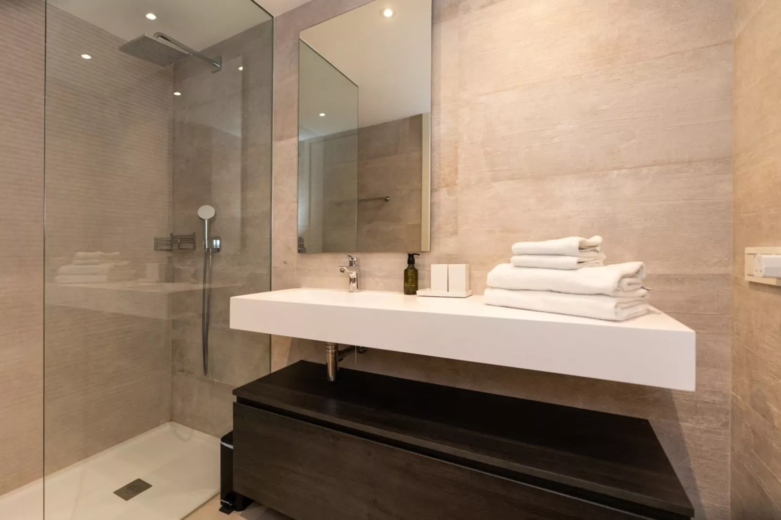 Elegant 2-Bedroom Apartment | Alcazaba Lagoon 1112 - Badezimmer