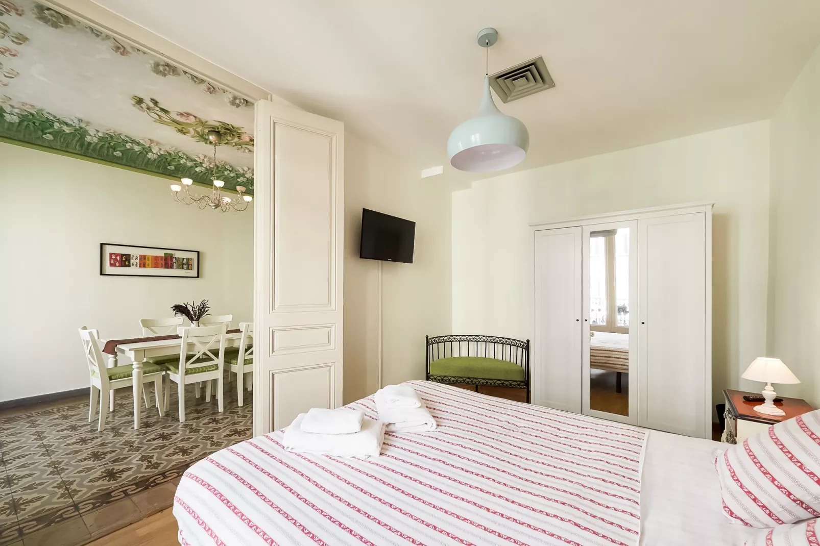Rambla Paris Apartment - Bedroom