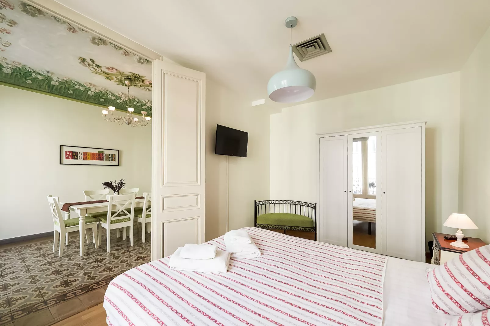 Rambla Paris Apartment - Bedroom