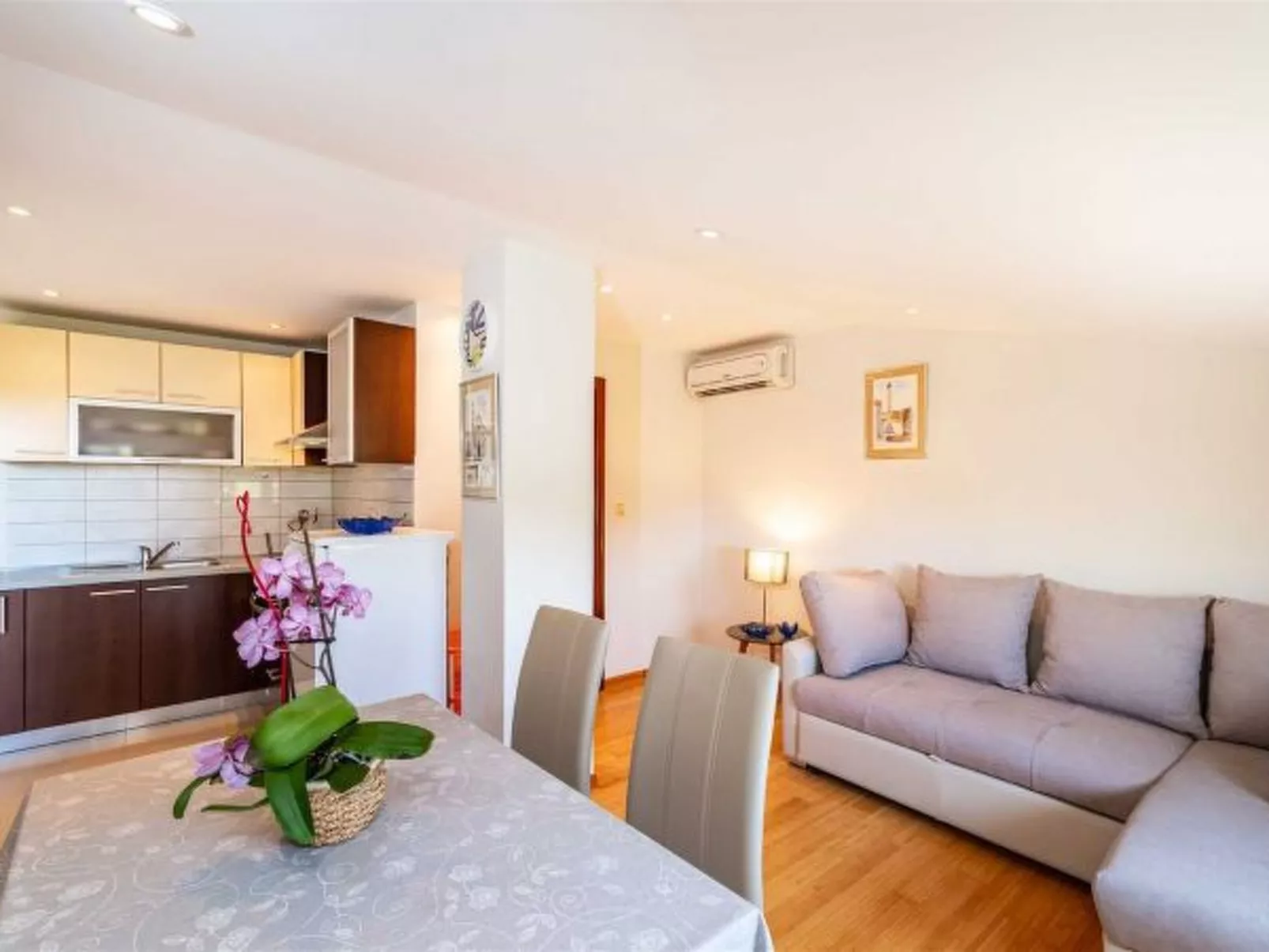 Apartment house Simoni with pool - Image-tags.info