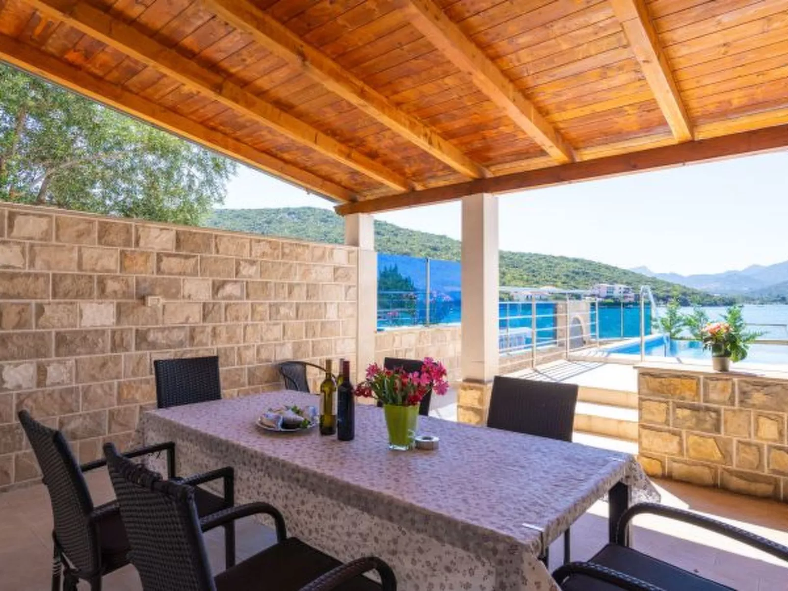 Beachfront Apartment house Hon with pool - Dehors