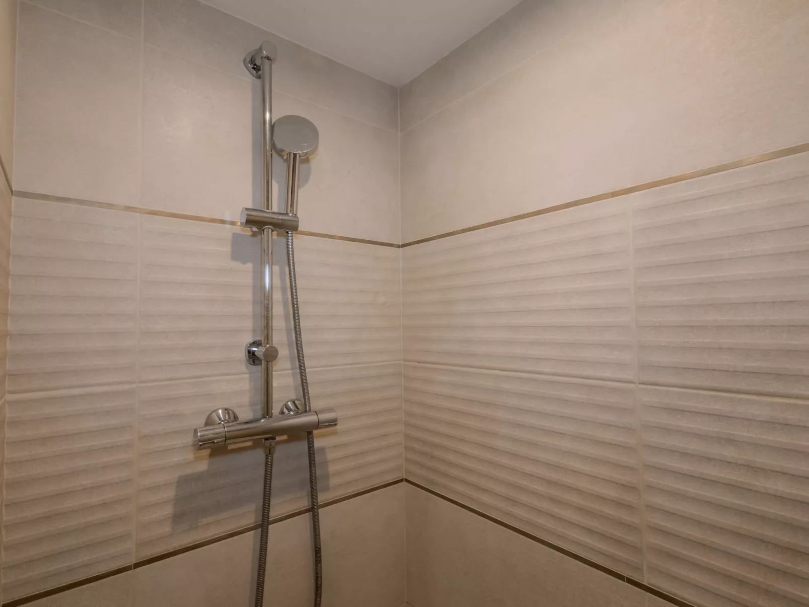 J6 174 L'Esquinade - Inside