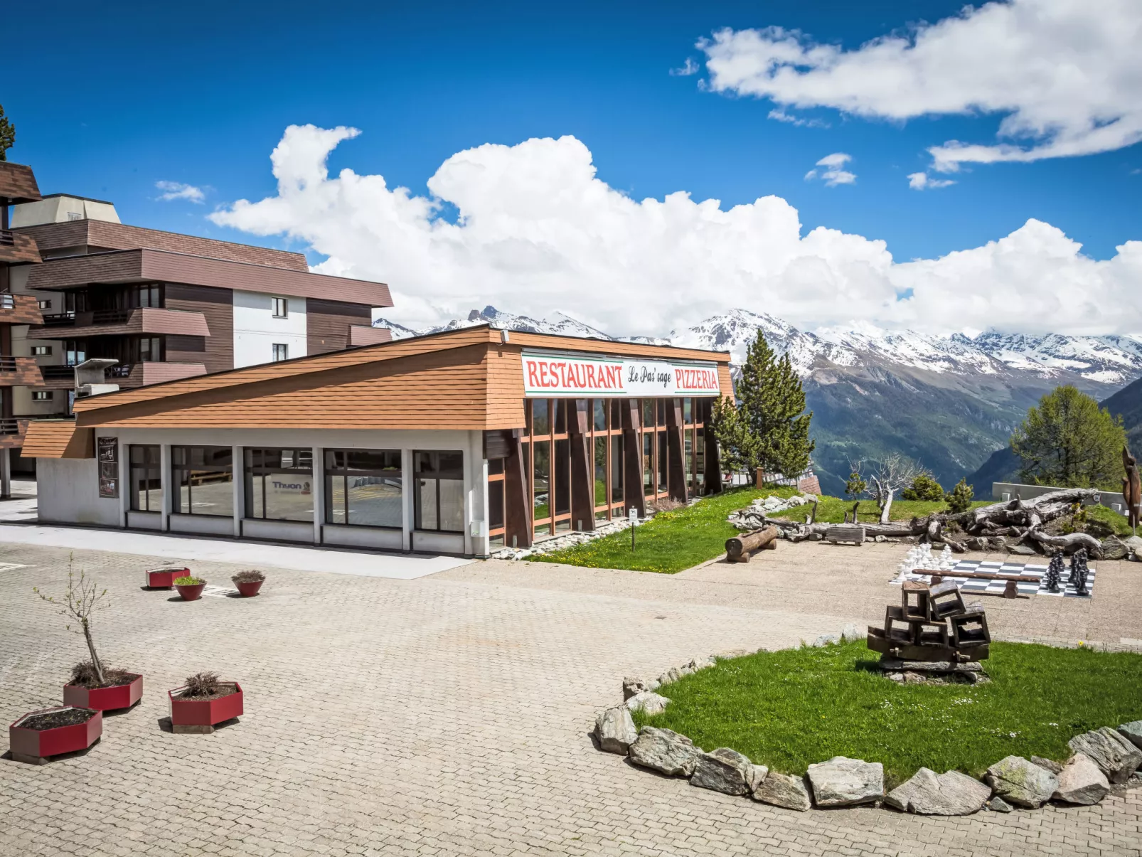 Combire 302 - Outside