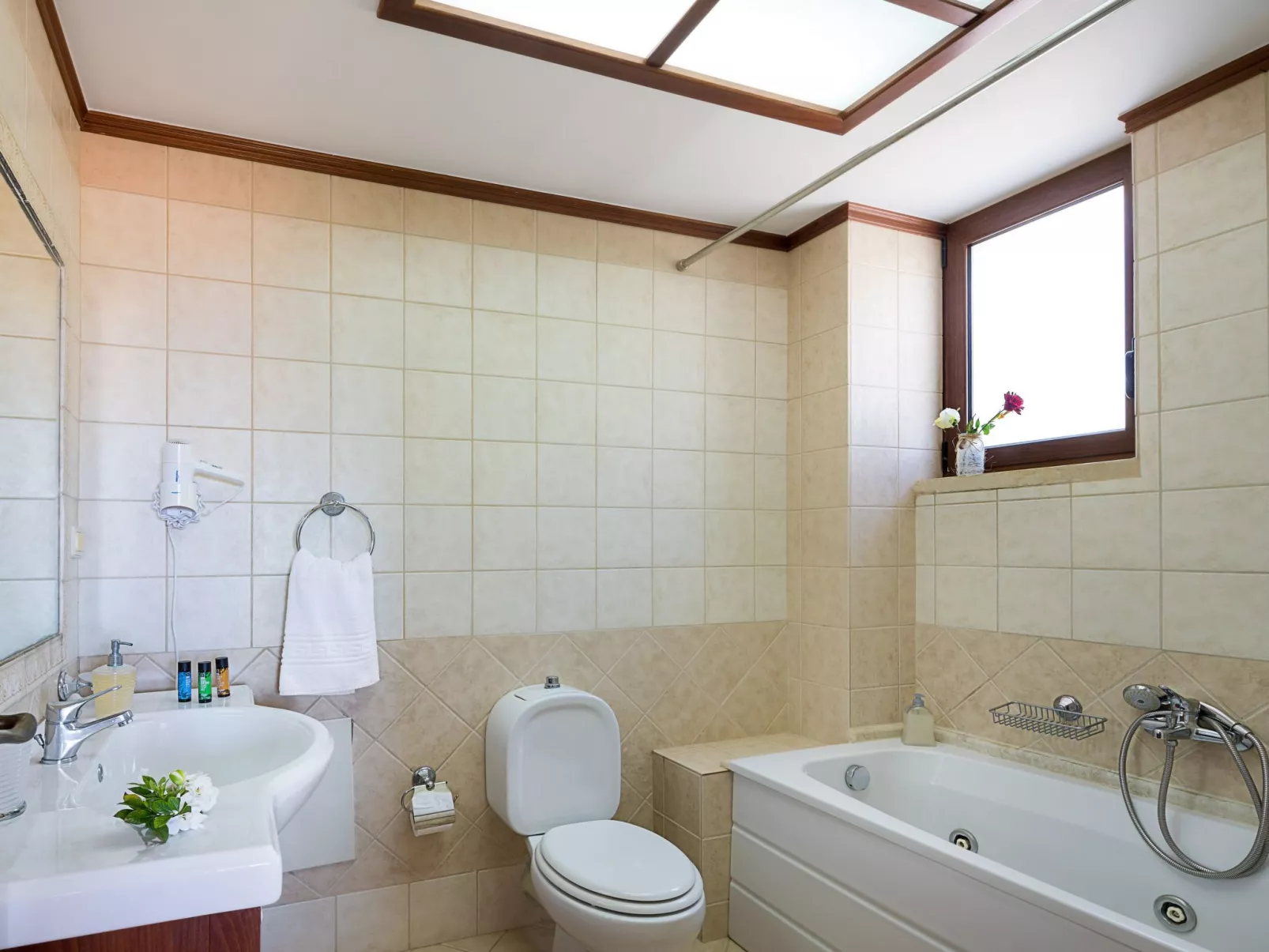 Familienvilla mit Pool, Billard und Grillplatz - Drinnen