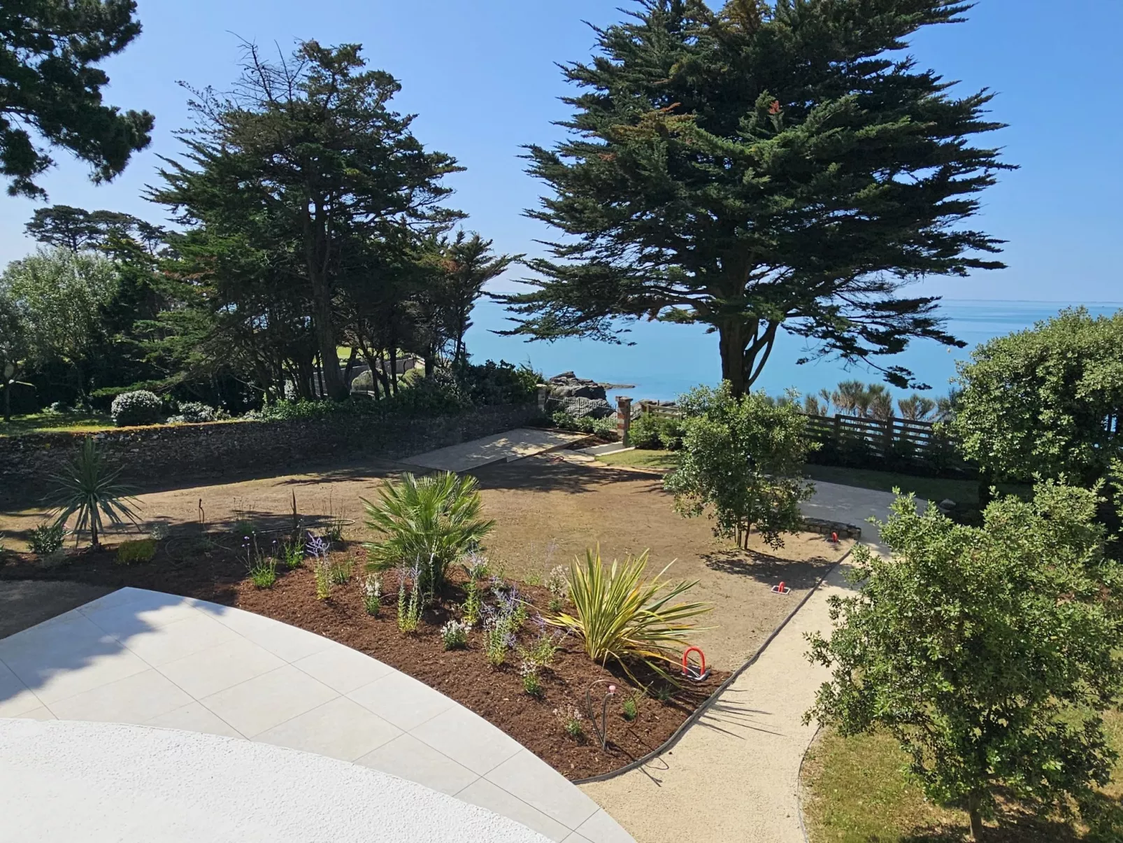 Le Vent d'Avril - Draußen