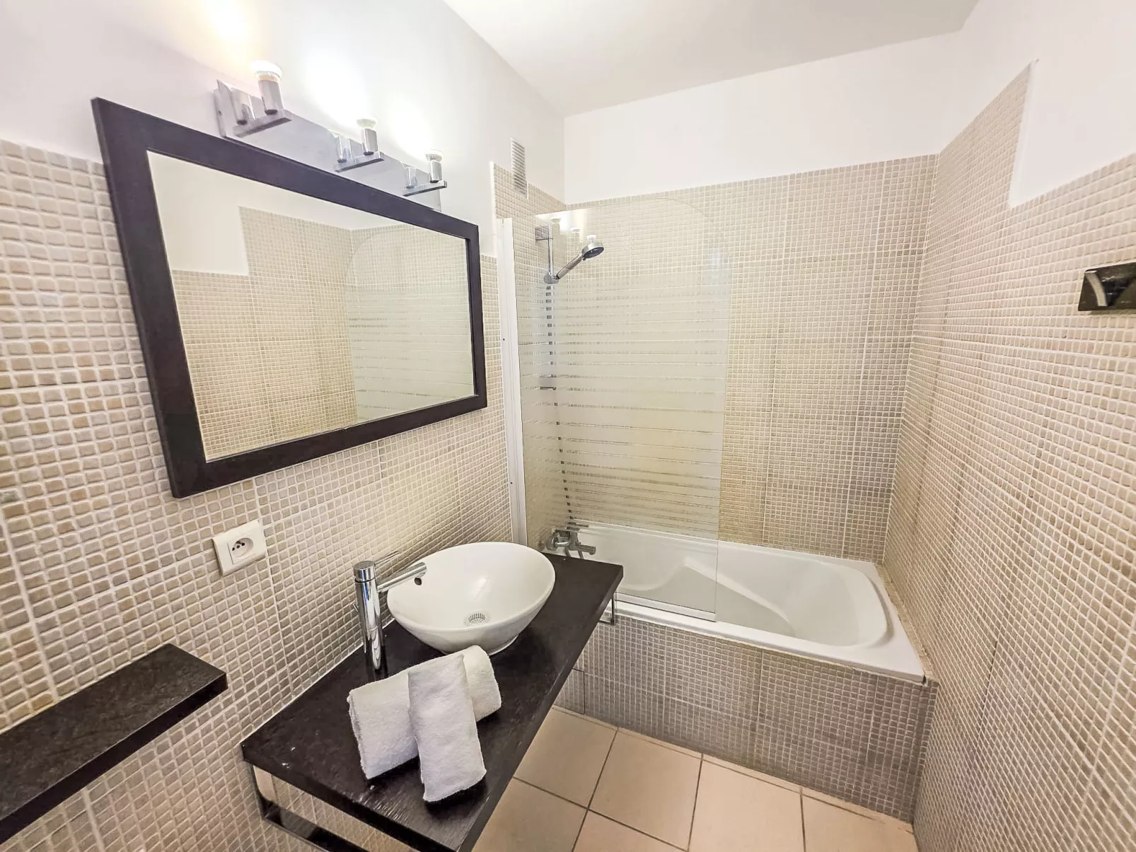 Reine Astrid - Inside