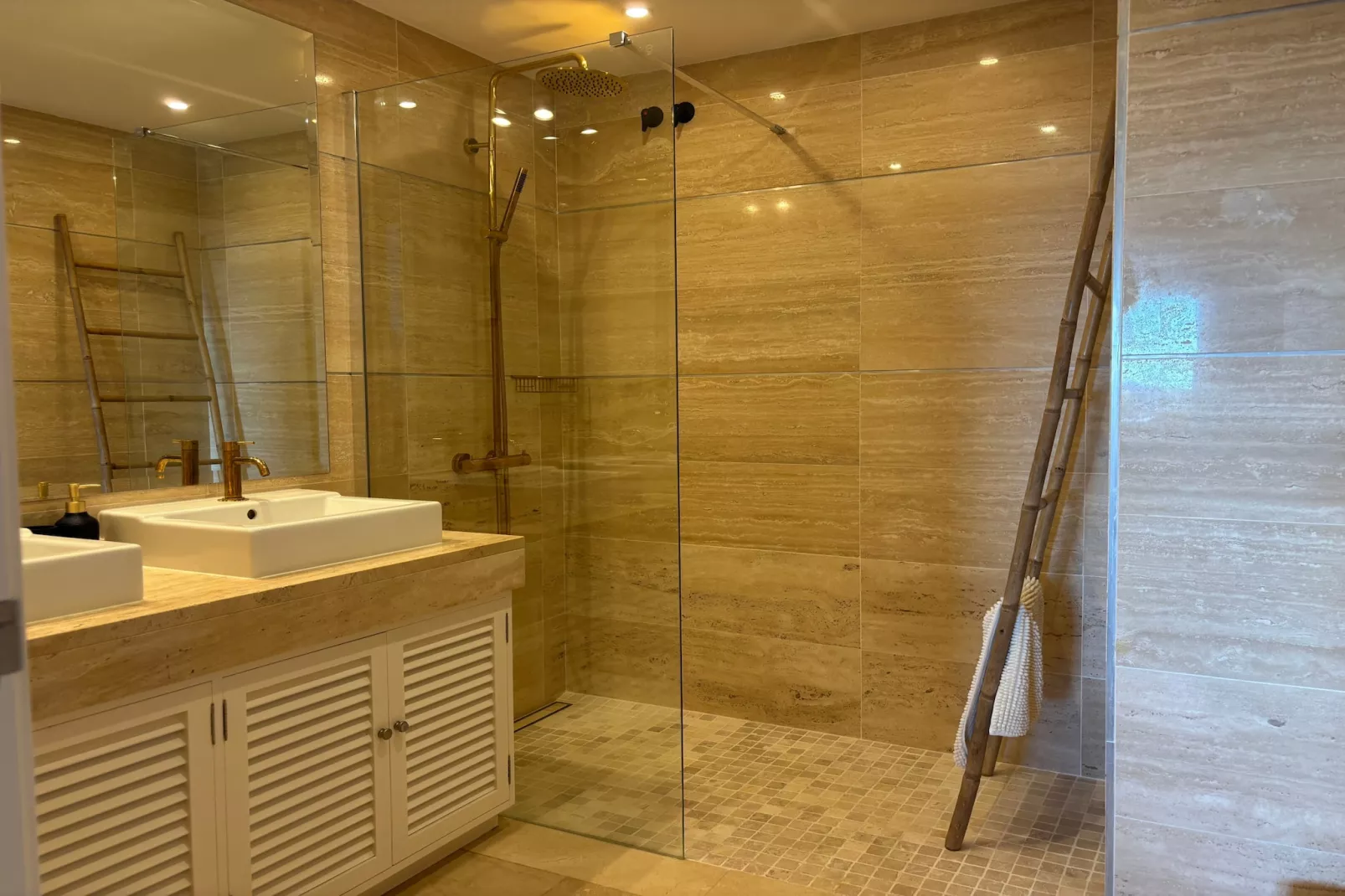 3-Bedroom Apartment with Sea & Mountain Views - Badezimmer