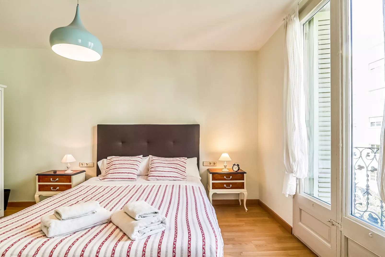 Rambla Paris Apartment - Bedroom