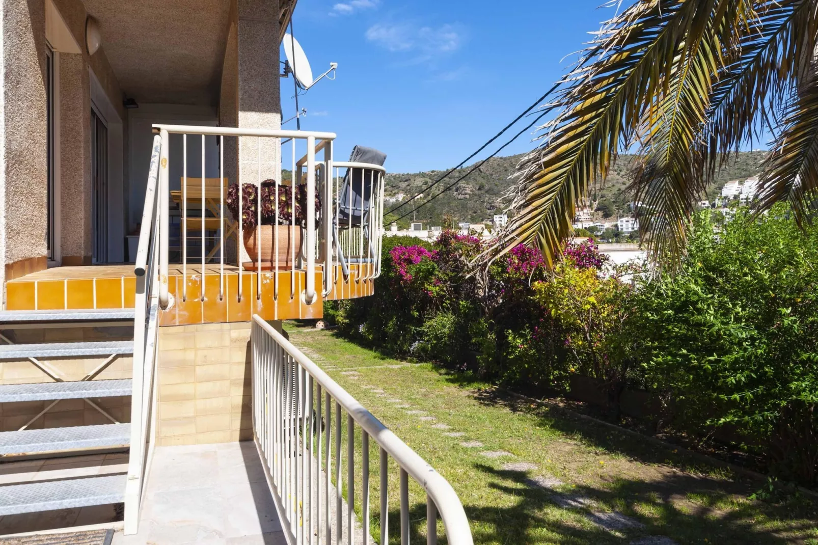 1233 VILA NEUS con piscina - View in summer