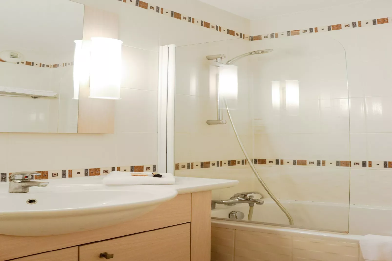 Adonis Divonne-les-Bains T2 Park side - Bathroom