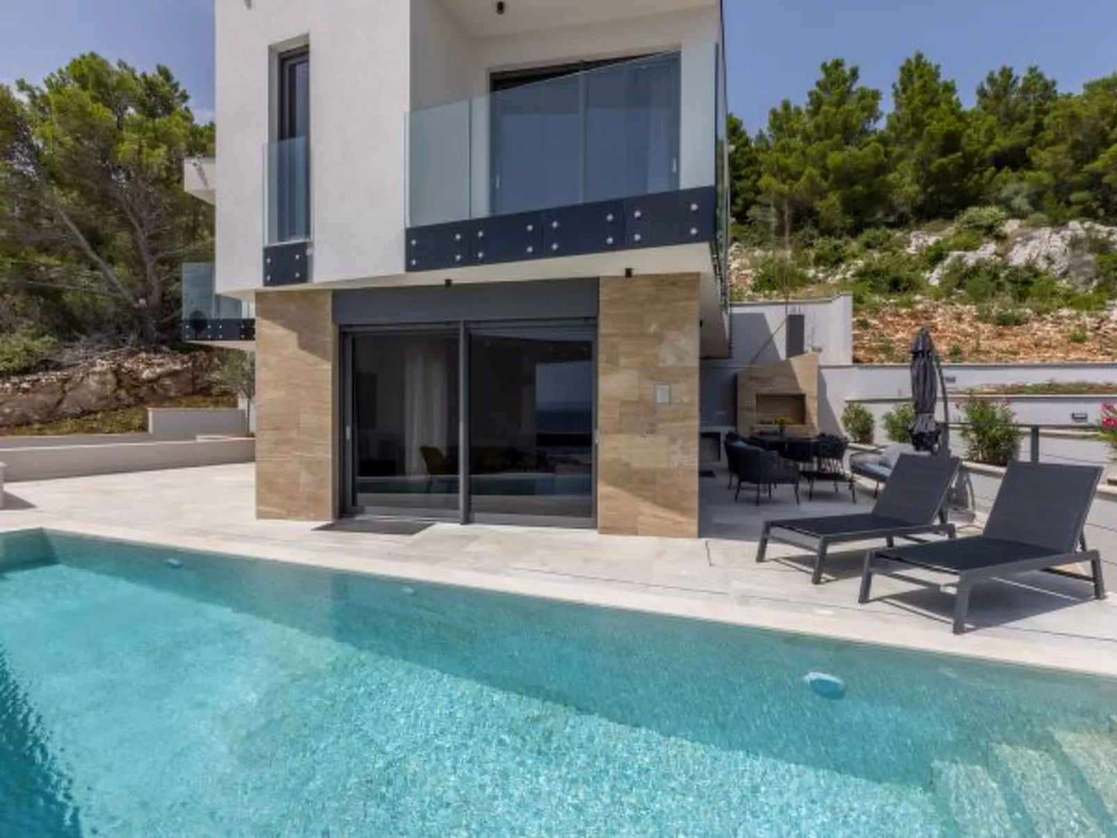 Beachfront villa Luce with seaview and pool - Dehors