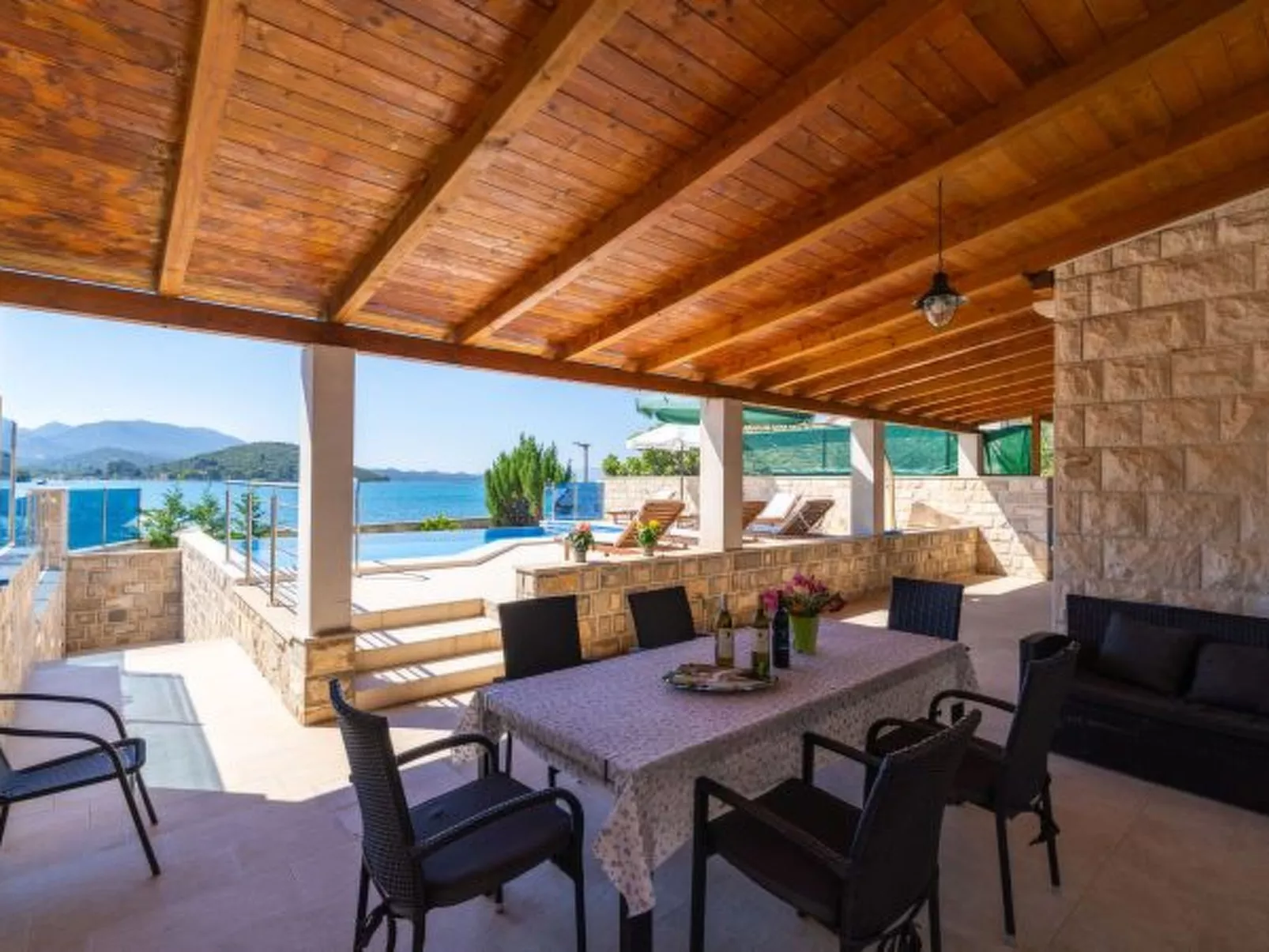 Beachfront Apartment house Hon with pool - Dehors