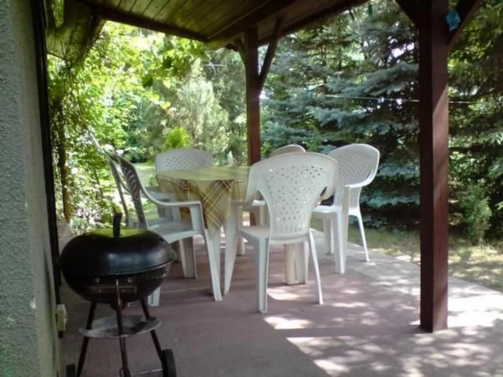 Freistehendes Haus mit eingezäuntem Grundstück an einer Lagune - Image-tags.info