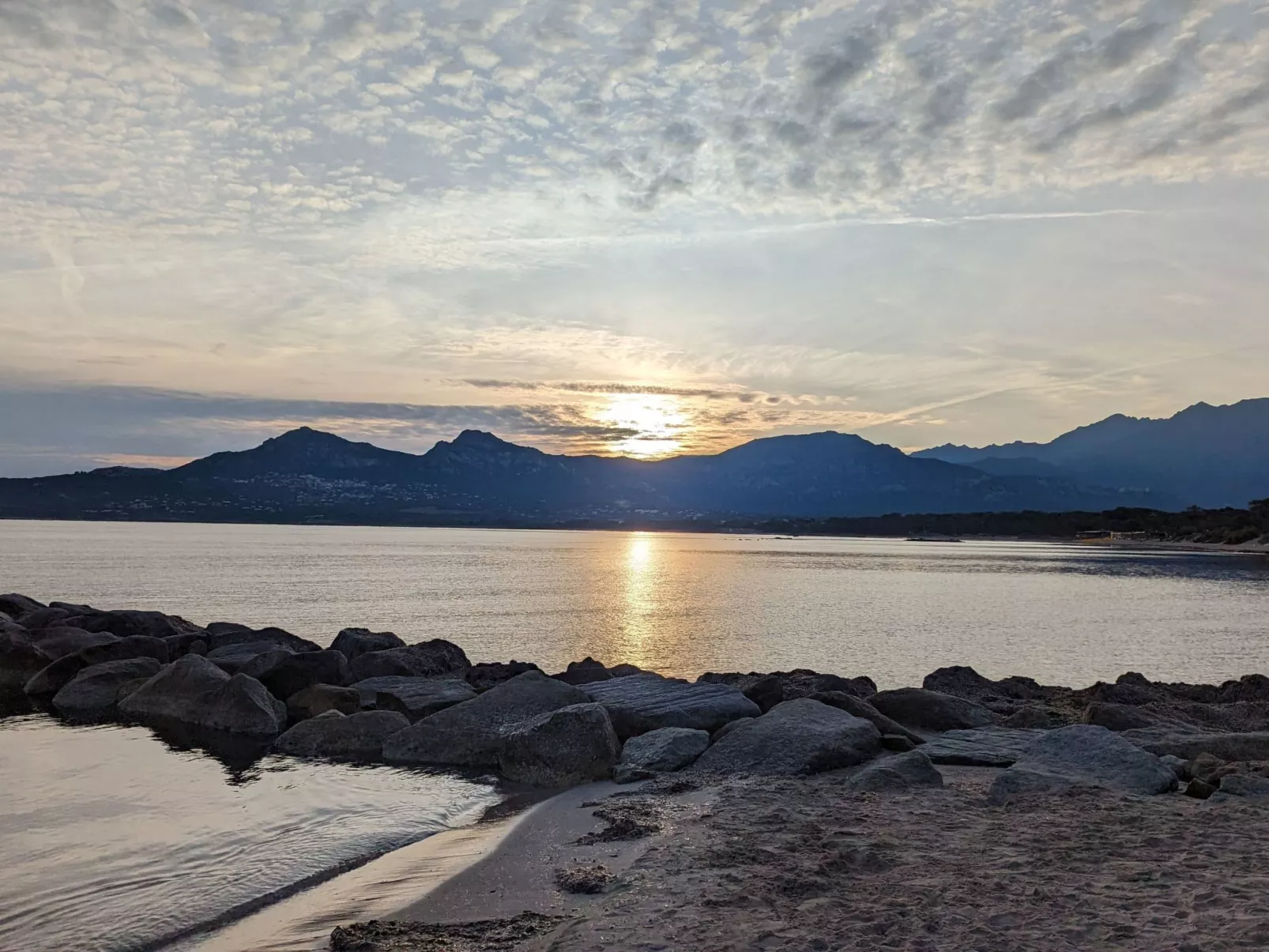 Ruhige Wohnung Panoramablick auf Meer und Berge - Draußen