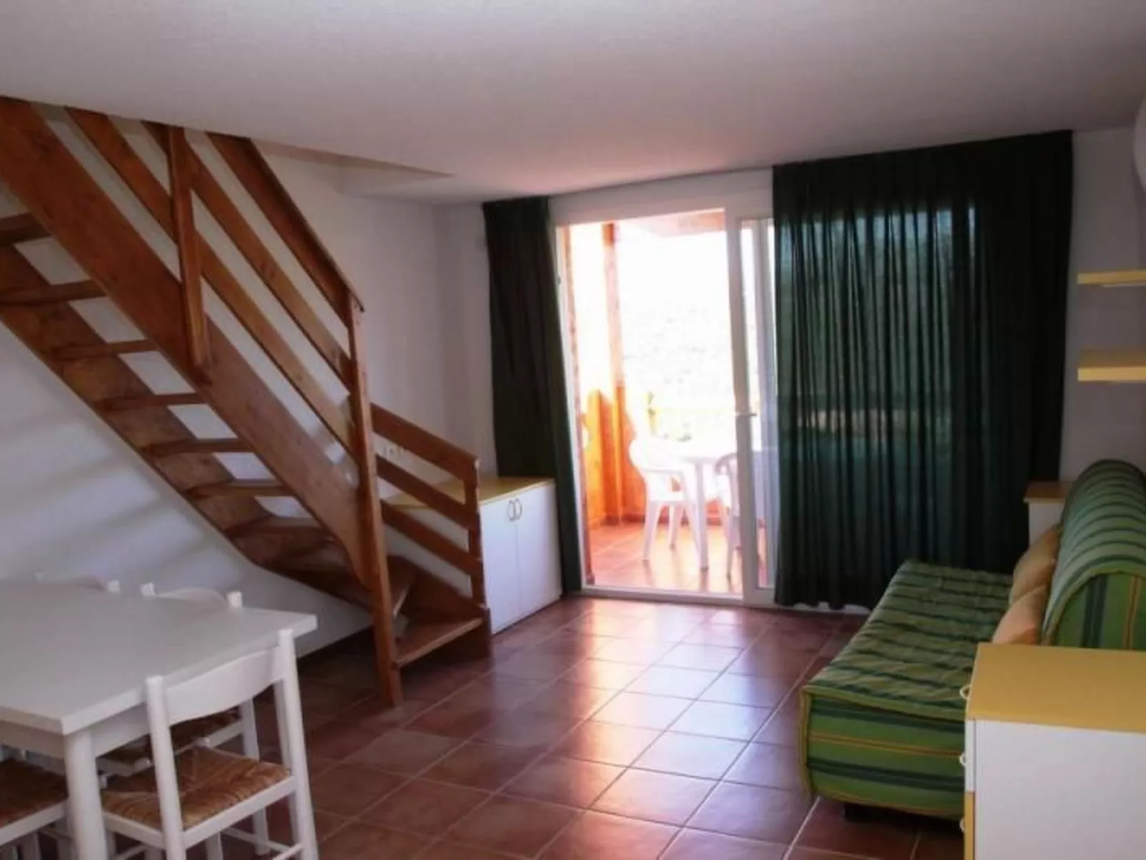 Unterkunft mit Terrasse, AC, Gemeinschaftspool - Inside