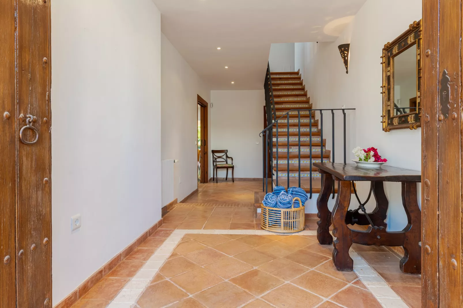 Charming Andalusian-Style Beach Villa - Flur