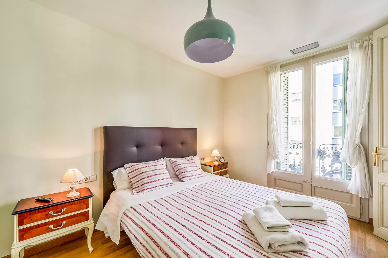 Rambla Paris Apartment - Bedroom
