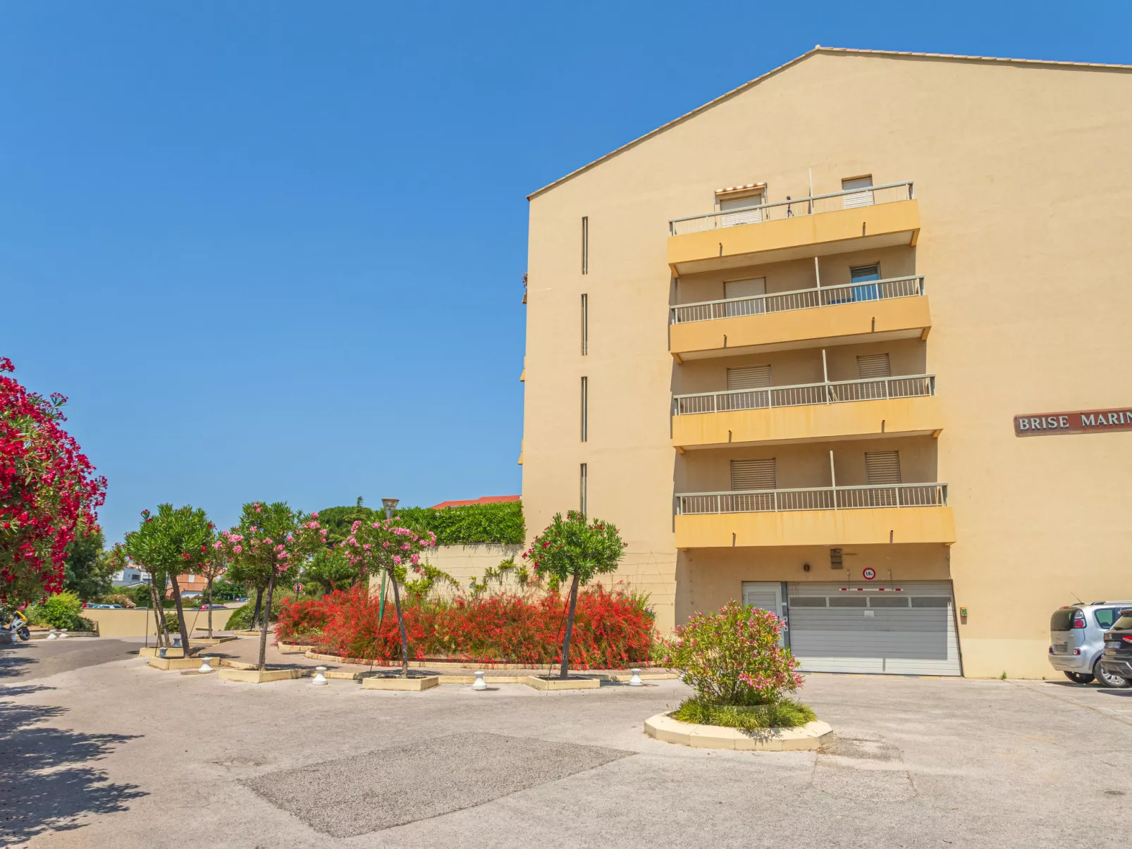 Brise Marine - Outside