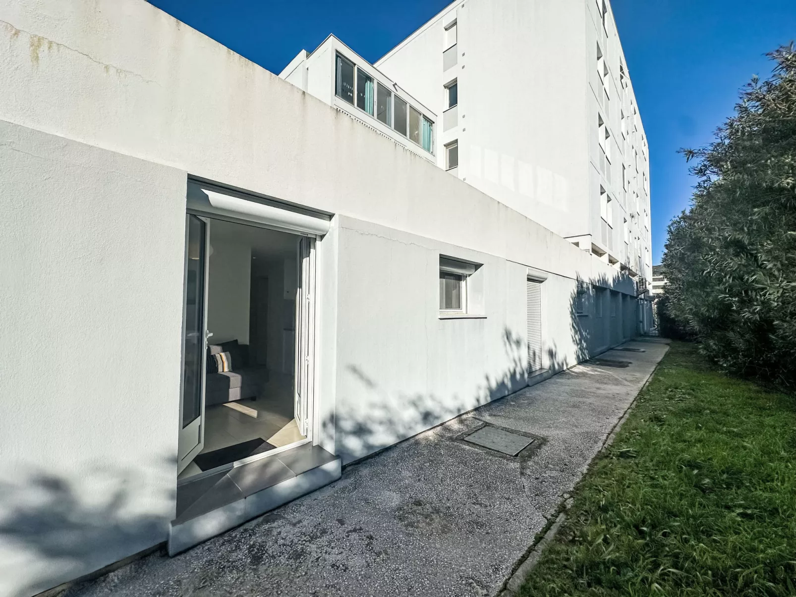 Le Perregaux - Outside