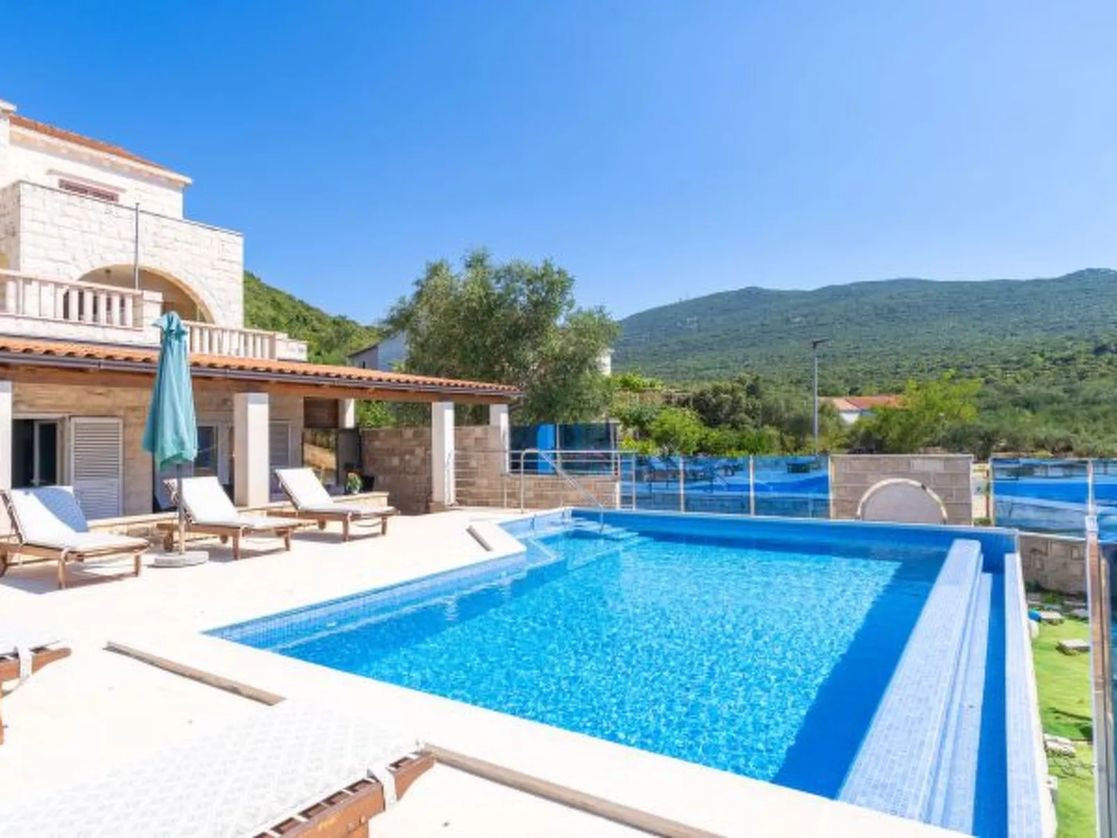 Beachfront Apartment house Hon with pool - Dehors