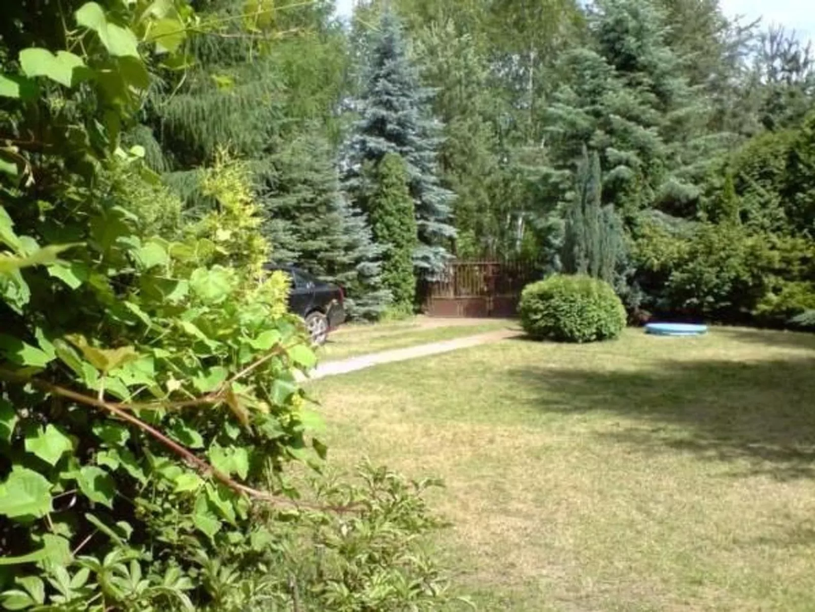 Freistehendes Haus mit eingezäuntem Grundstück an einer Lagune - Image-tags.info