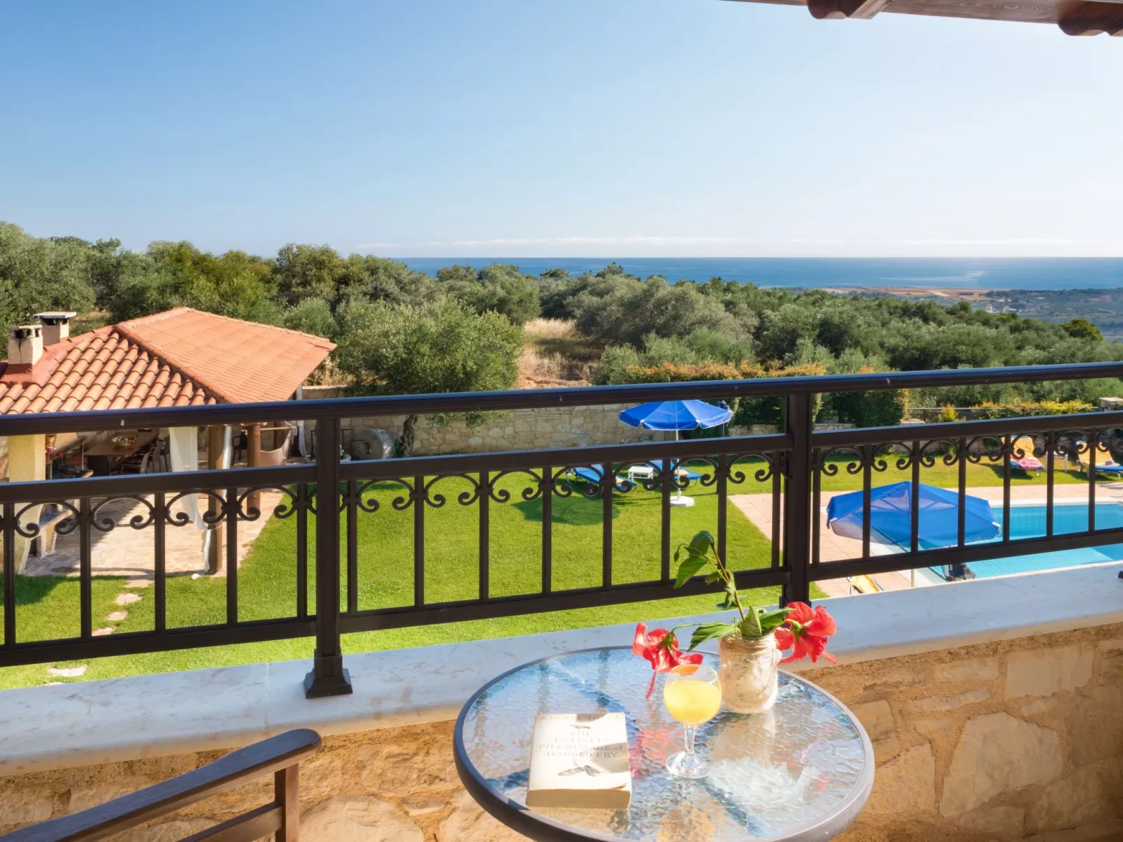 Familienvilla mit Pool, Billard und Grillplatz - Draußen