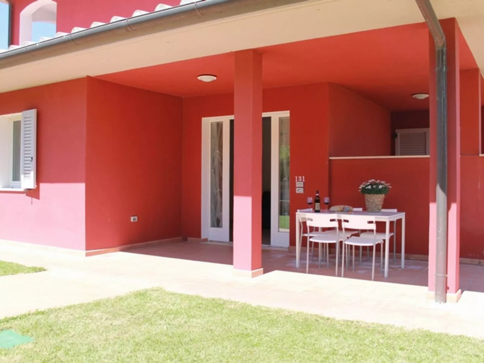 Unterkunft im Erdgeschoss, überdachte Terrasse, Schwimmbad - Outside