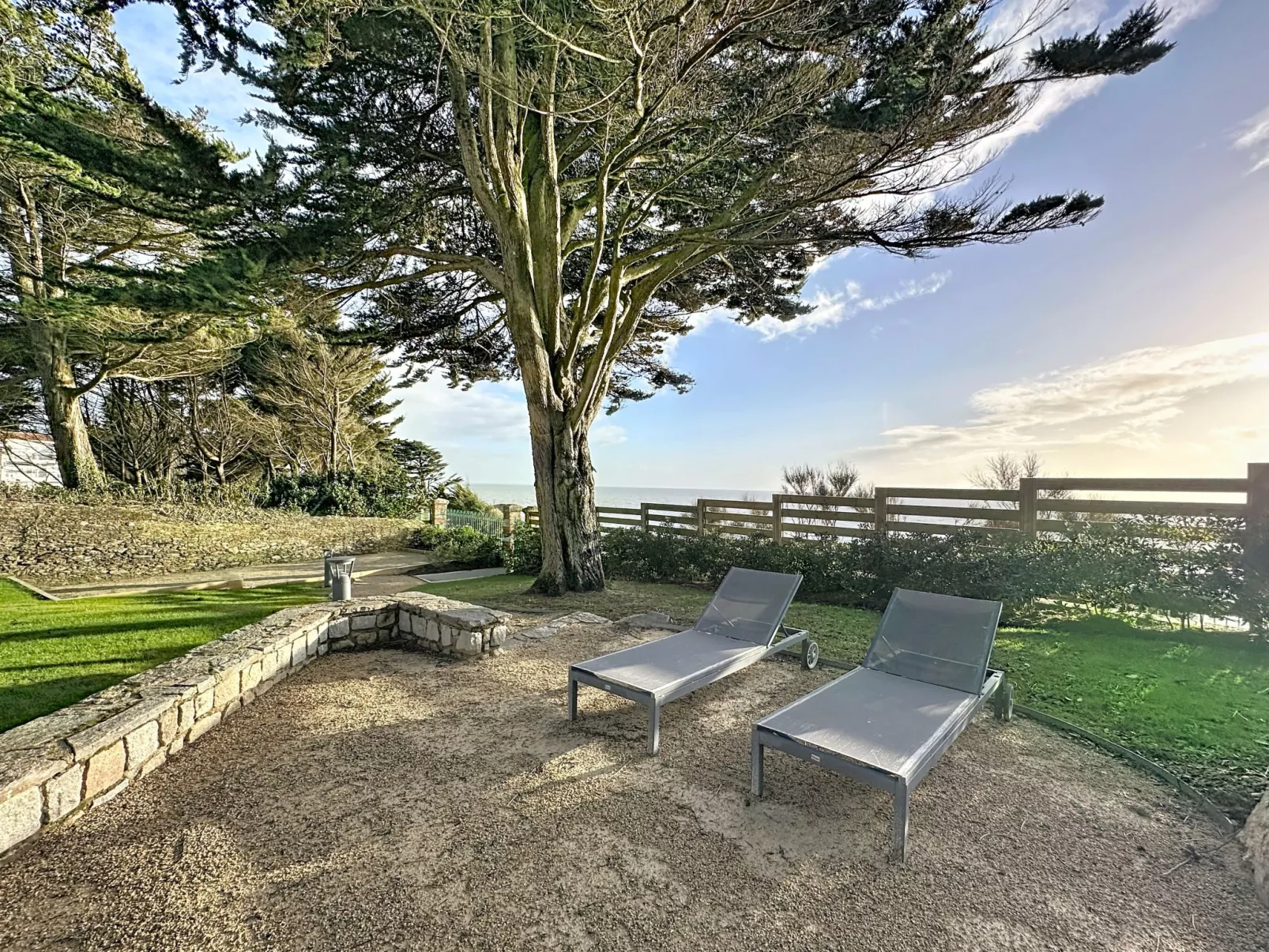 Le Vent d'Avril - Draußen