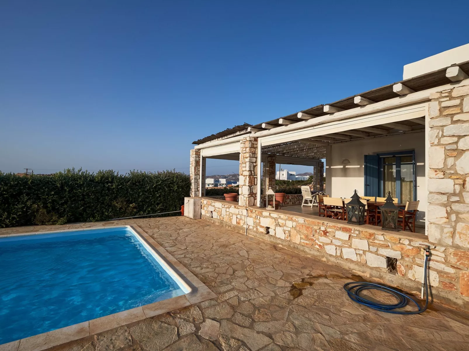 Große, komfortable Pool-Villa, Strand zu Fuß erreichbar - Draußen