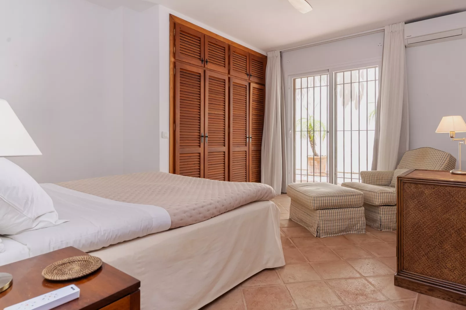 Charming Andalusian-Style Beach Villa - Schlafzimmer