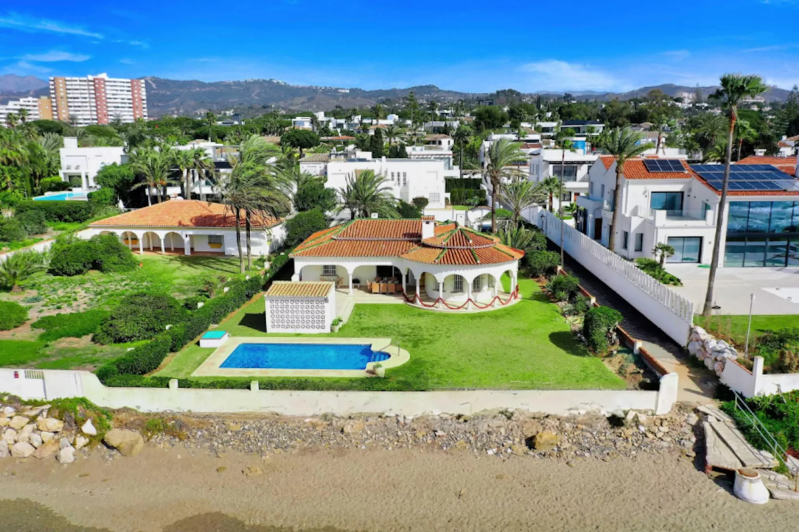 1100 - BEACH FRONT VILLA - Im Freien