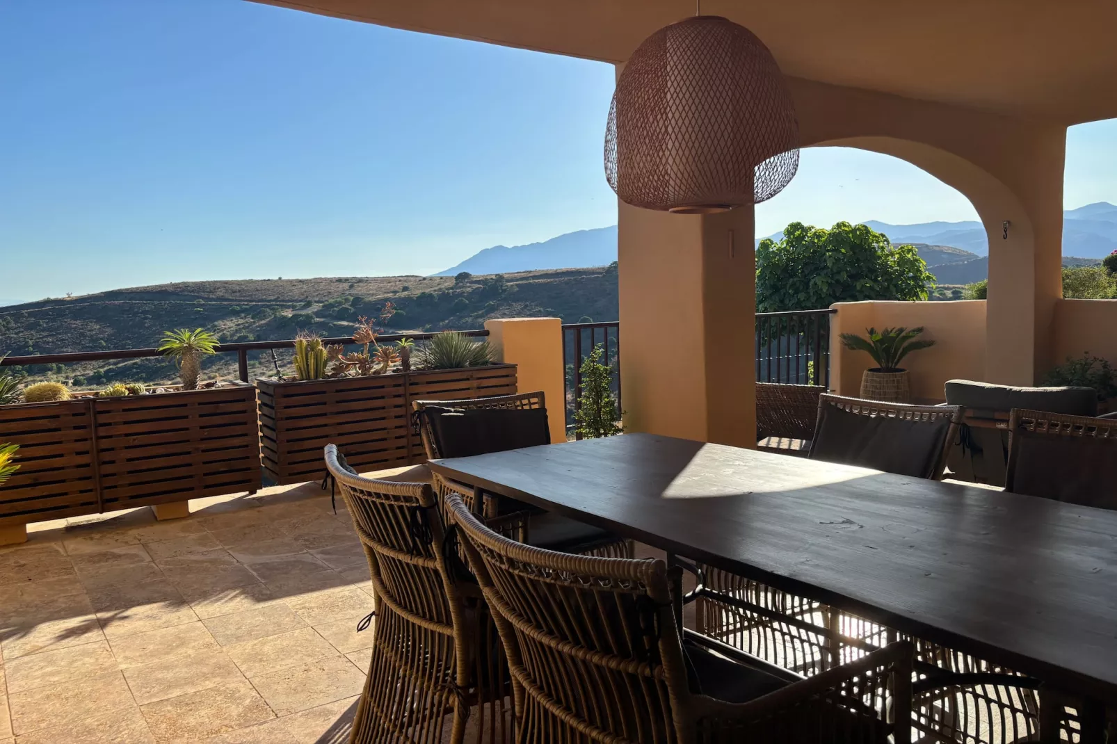 3-Bedroom Apartment with Sea & Mountain Views - Terrasse/Balkon
