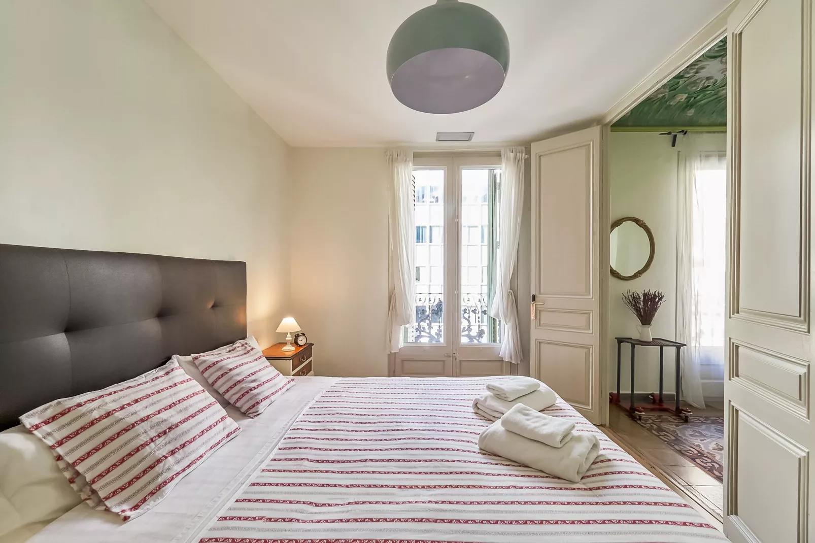 Rambla Paris Apartment - Bedroom