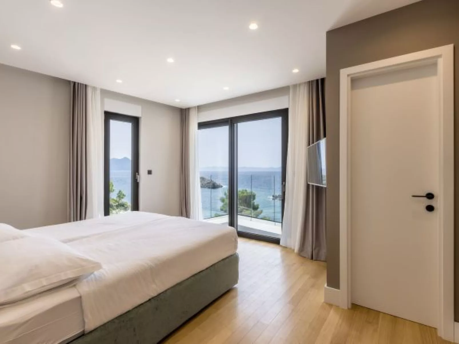 Beachfront villa Luce with seaview and pool - Dedans