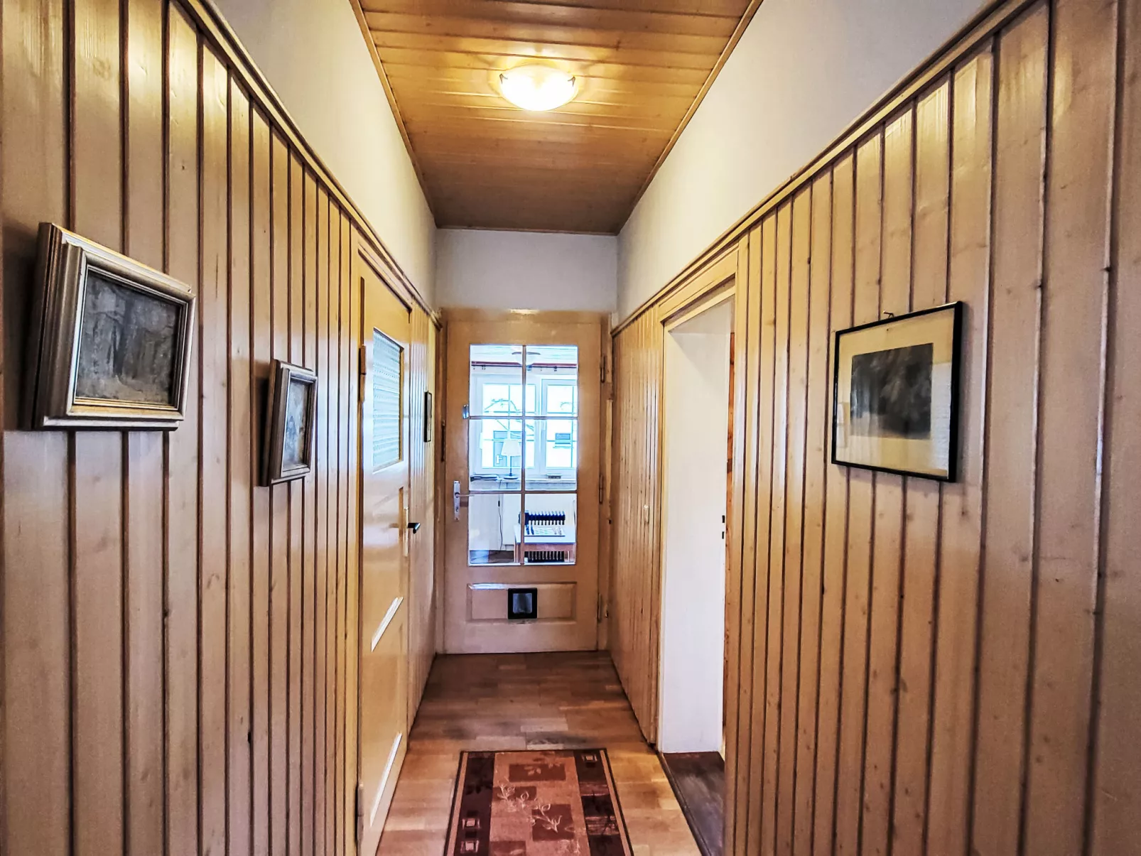 Mit großem eingezäunten Garten - Drinnen