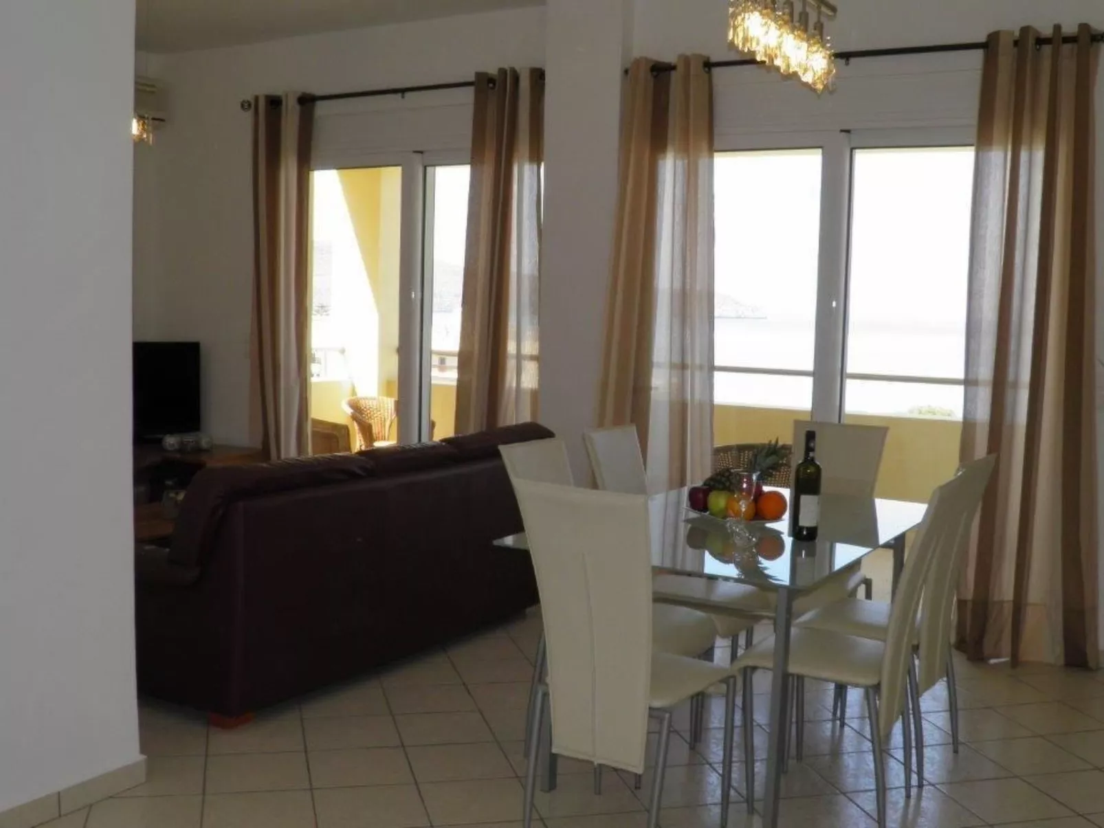 Sehr geräumiges Apartment mit eigenem Pool und Whirlpool - Drinnen