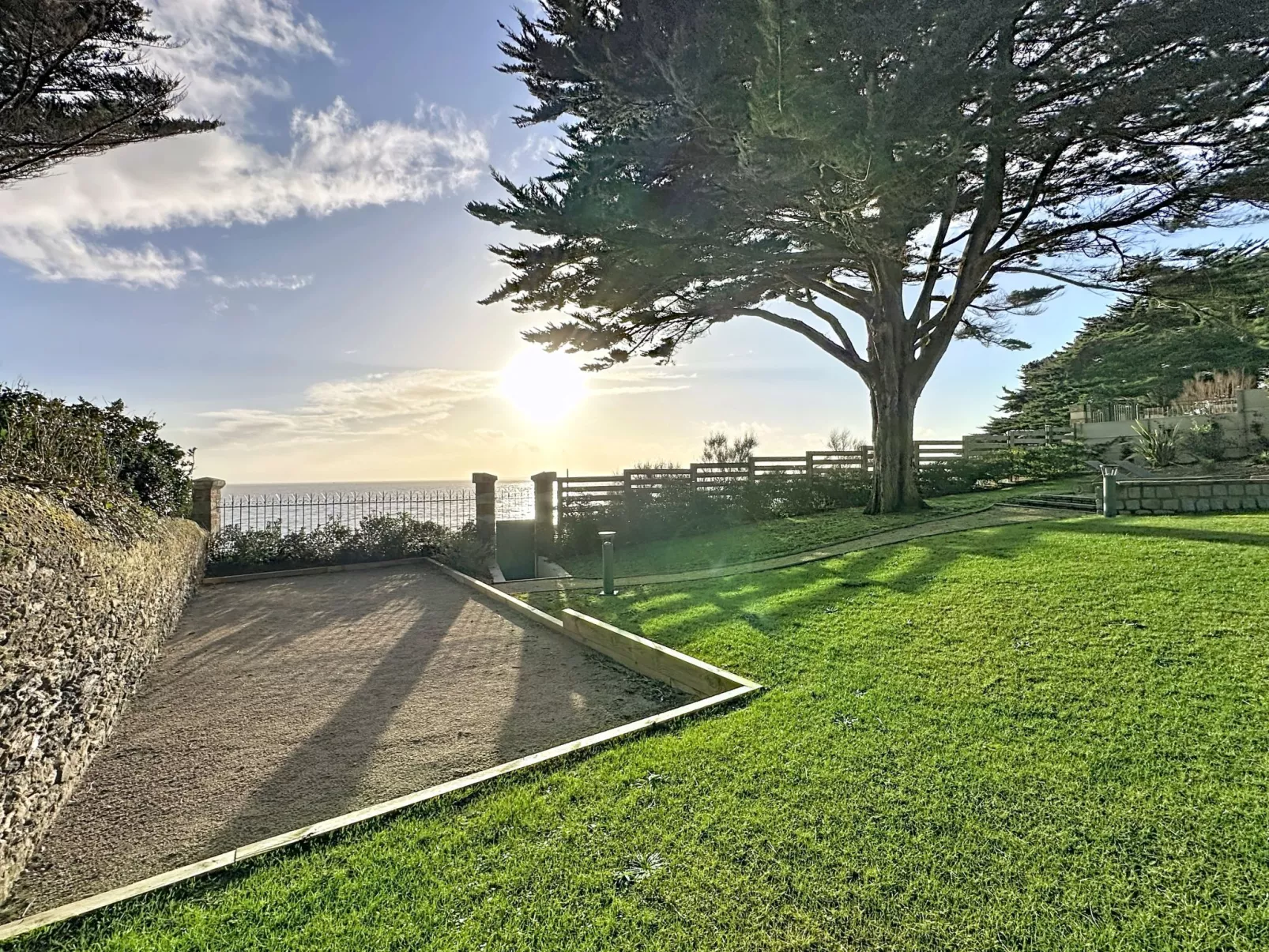 Le Vent d'Avril - Draußen