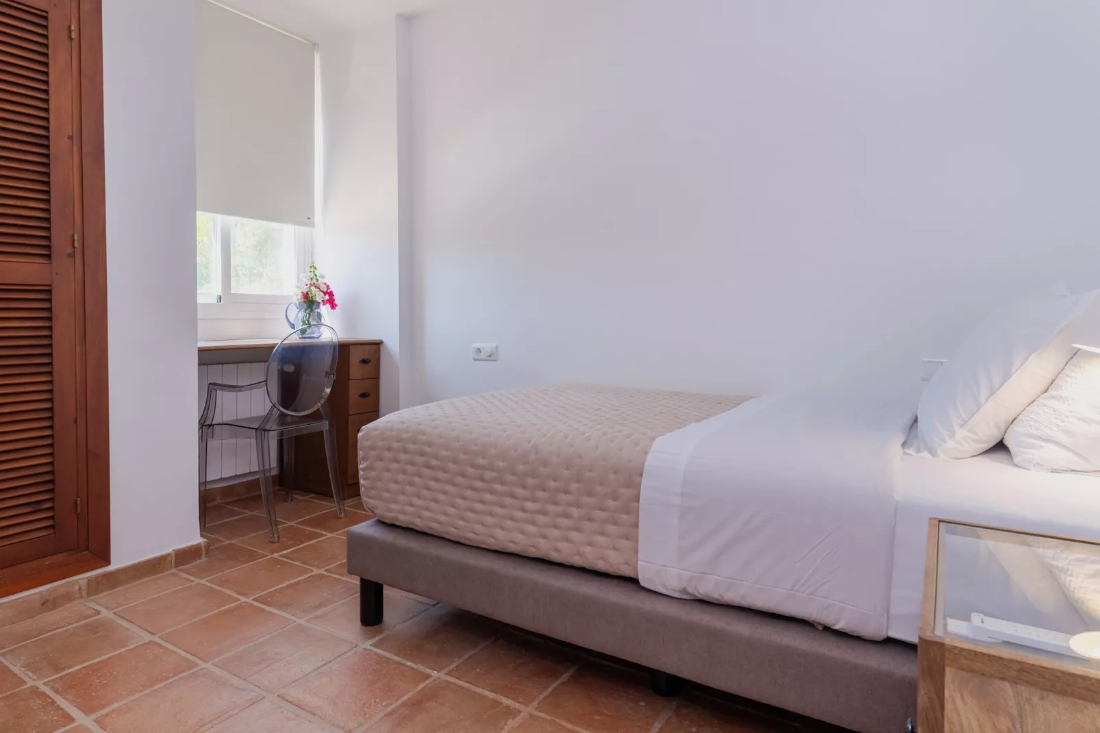 Charming Andalusian-Style Beach Villa - Schlafzimmer