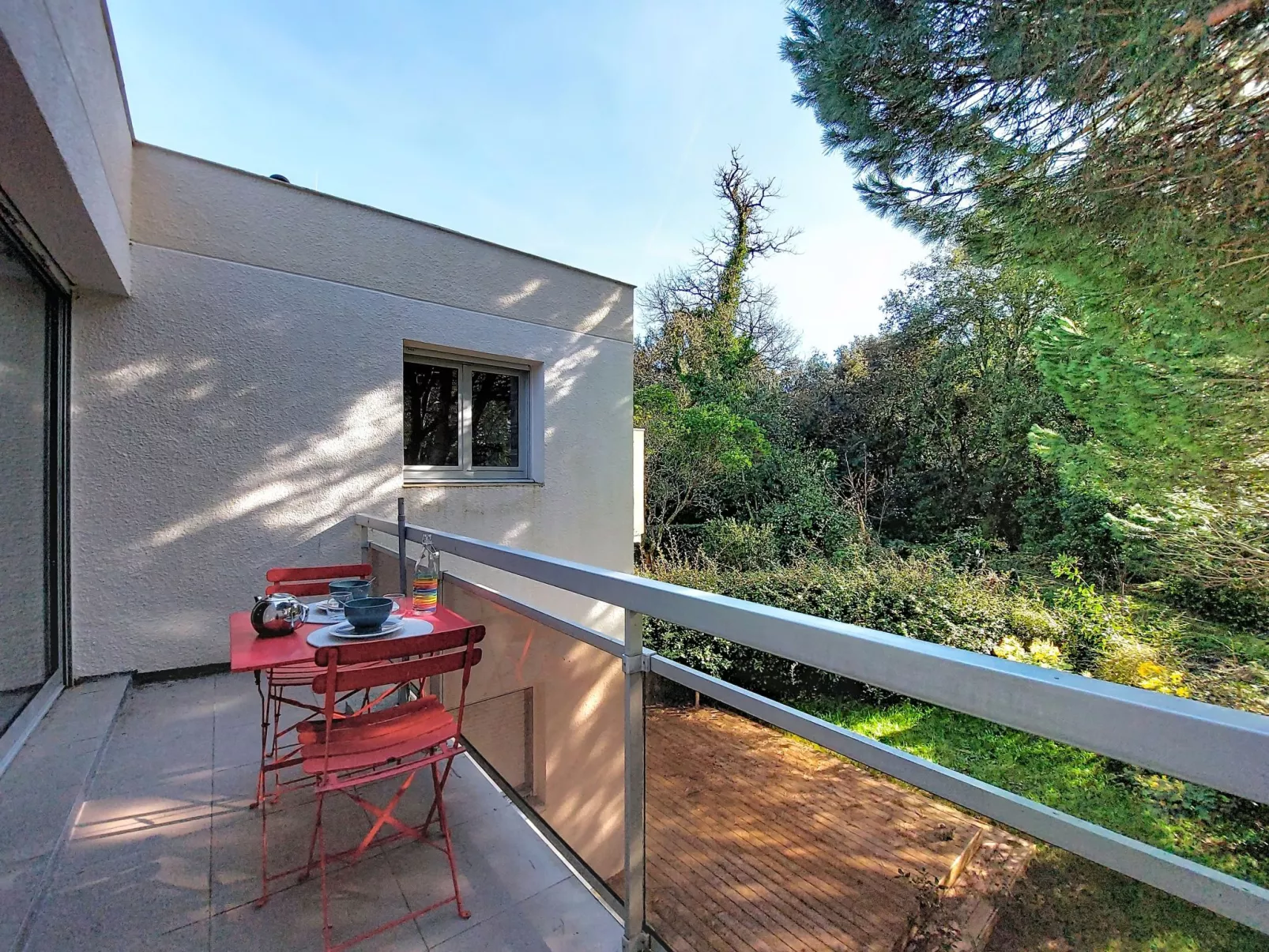 Les Ecureuils - Outside